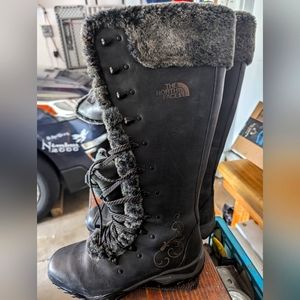 The North Face women's 7.5 all leather winter tread ankle boot